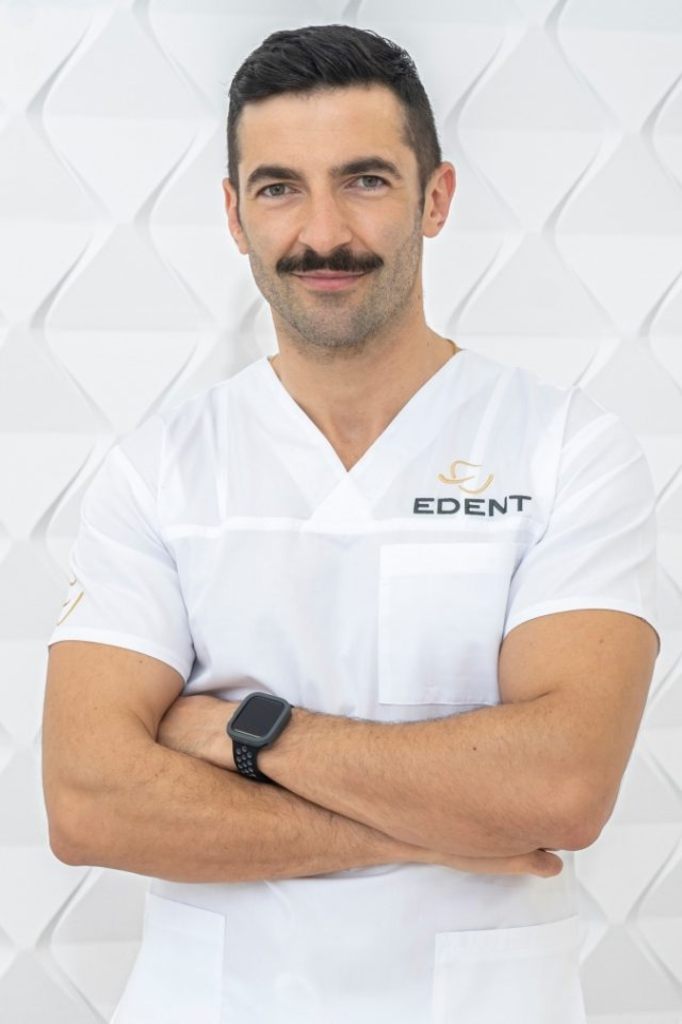https://edentclinic.ro/wp-content/uploads/2022/11/Dr.-Andrei-Constantinovici-Protetica-Chirurgie-Dento-Alveolara-1-640x971-1.png